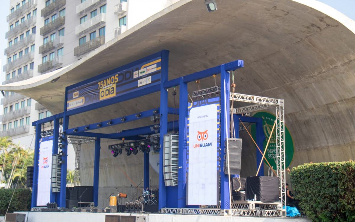 Megaestrutura montada no palco do Parque Madureira