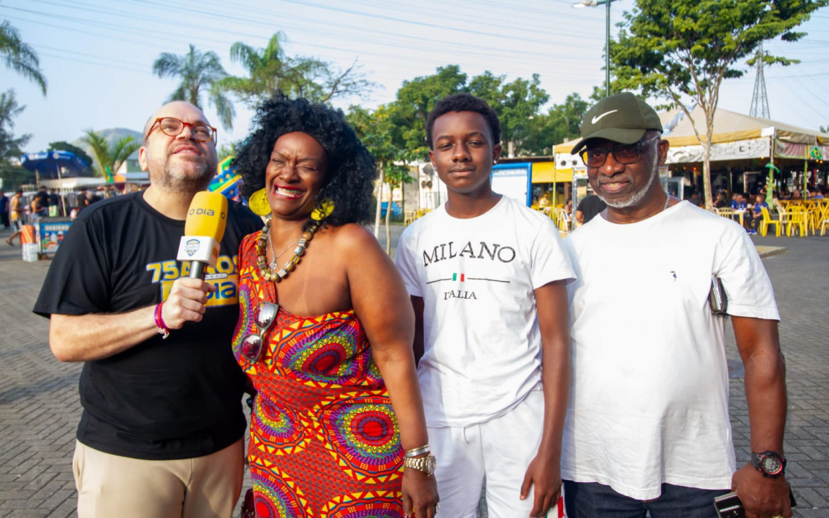 Claudiceia, mais conhecida como NegraLi, curtiu o evento com a família