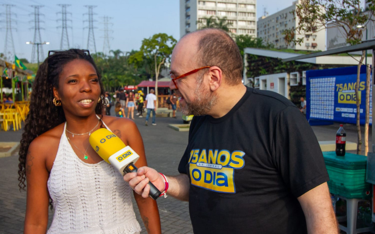 Rep&oacute;rter Rodrigo T. Ribeiro conversou com o p&uacute;blico entre os shows