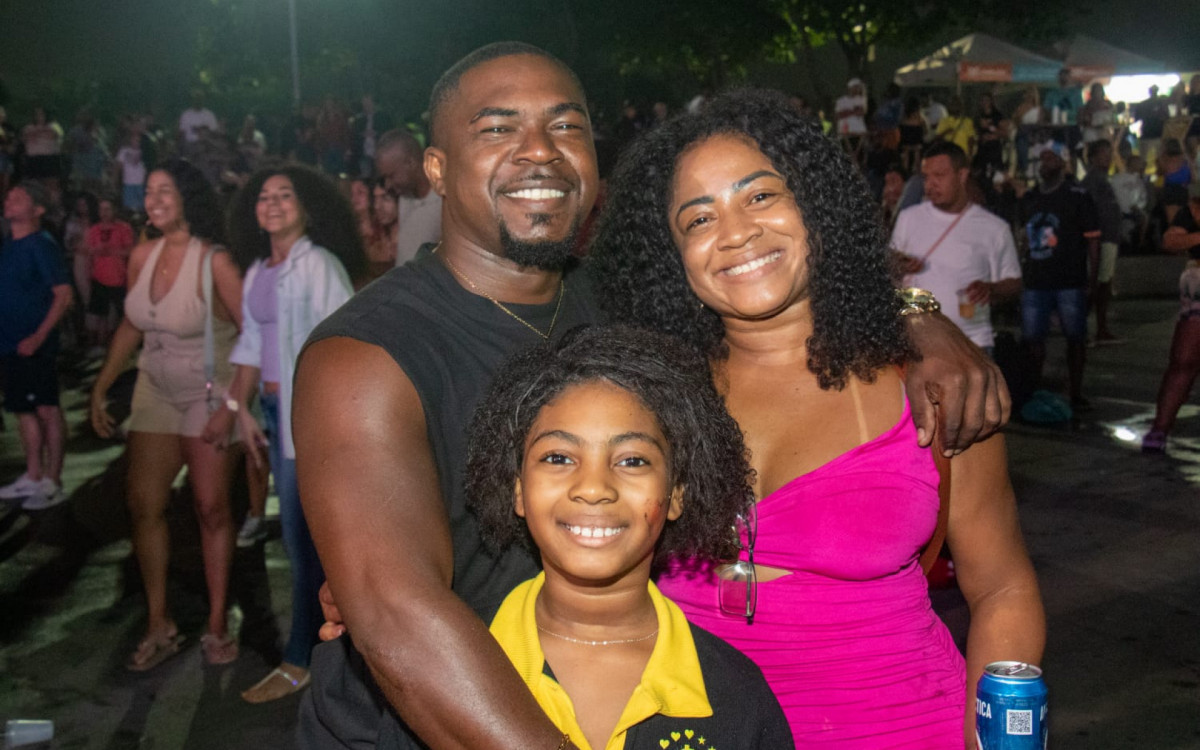 Andreza Leite, Emanuel Batista e a filha Pérola curtiram a festa