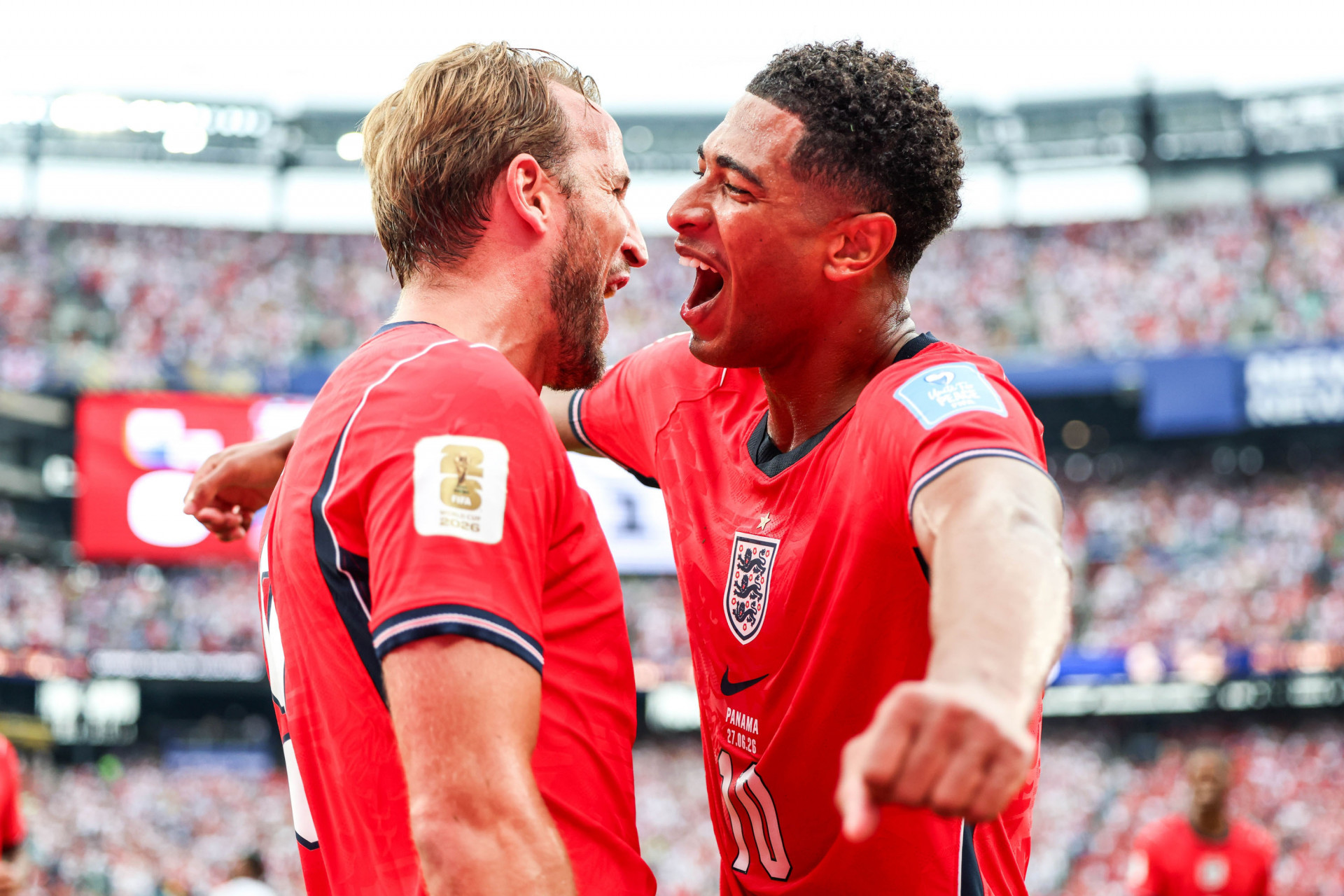 Harry Kane, jogador da Inglaterra, comemora seu gol com Jude Bellingham durante a partida entre Panamá x Inglaterra, válida pela terceira rodada do Grupo L da fase de grupos da Copa do Mundo FIFA de 2026, no Estádio Nova York-Nova Jersey, em East Rutherford, Estados Unidos, neste sábado (27). - William Volcov/Parceiro/Agência O Dia