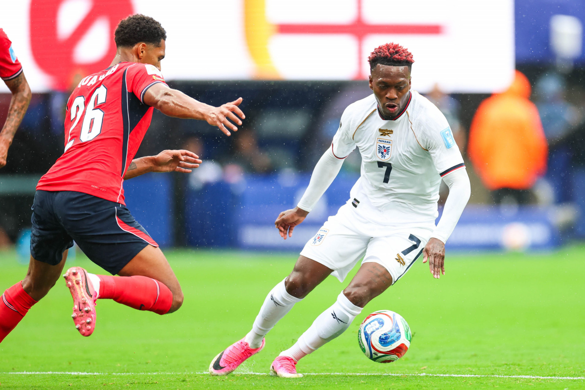 Jarell Quansah, jogador da Inglaterra, e Jose Luis Rodriguez, jogador do Panamá, durante a partida entre Panamá x Inglaterra, válida pela terceira rodada do Grupo L da fase de grupos da Copa do Mundo FIFA de 2026, no Estádio Nova York-Nova Jersey, em East Rutherford, Estados Unidos, neste sábado (27). - William Volcov/Parceiro/Agência O Dia
