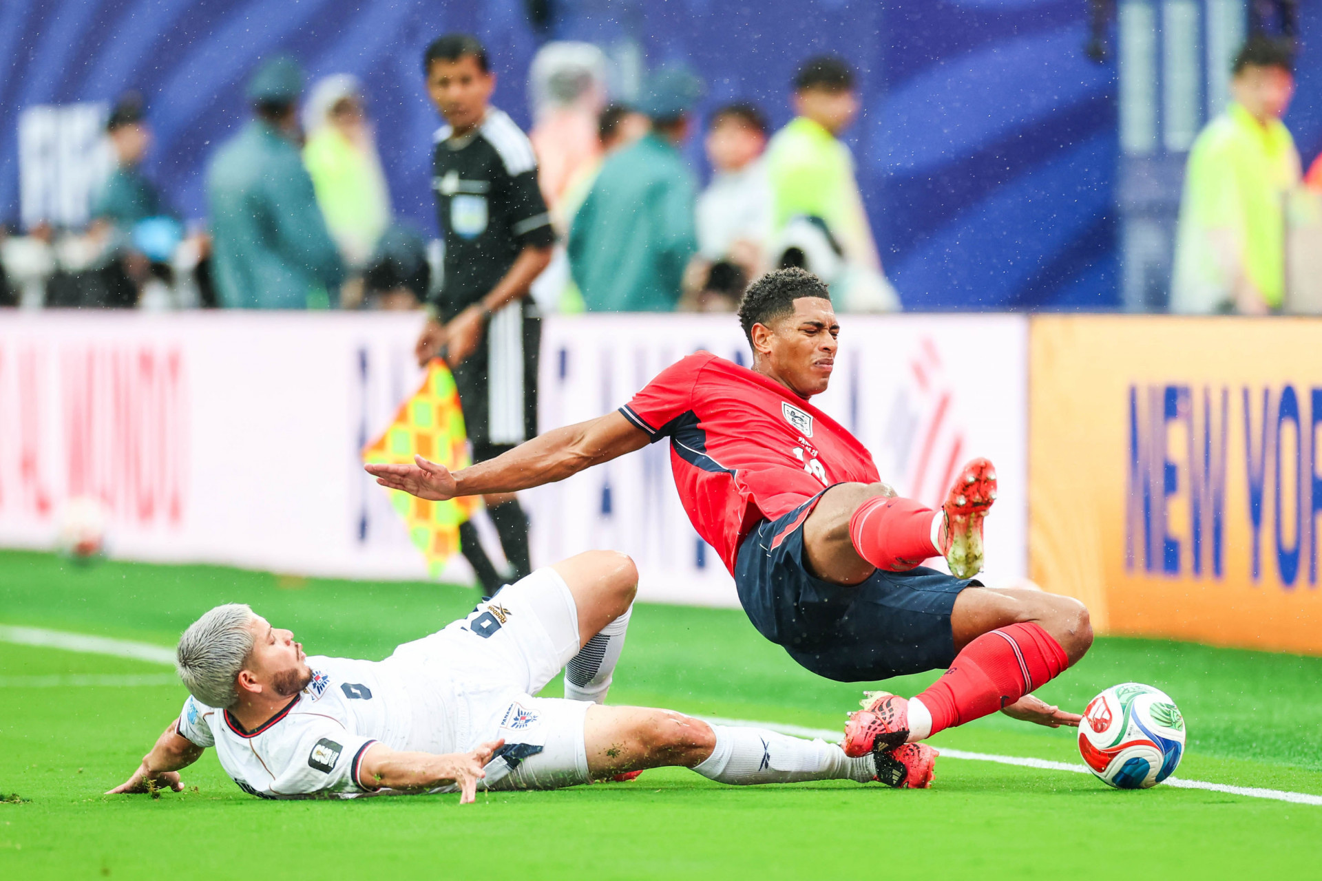 Jude Bellingham, jogador da Inglaterra, e Cristian Martinez, jogador do Panamá, durante a partida entre Panamá x Inglaterra, válida pela terceira rodada do Grupo L da fase de grupos da Copa do Mundo FIFA de 2026, no Estádio Nova York-Nova Jersey, em East Rutherford, Estados Unidos, neste sábado (27). - William Volcov/Parceiro/Agência O Dia