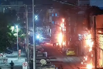 Incêndio em fiação interdita rua próxima ao Engenhão