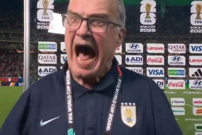 Bielsa se irrita com jornalista após eliminação do Uruguai na Copa