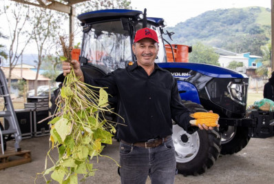 Rio das Ostras impulsiona agricultura familiar com entrega de máquinas e reforço para produção rural
