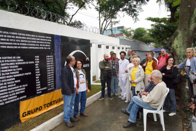Ato em cemitério homenageia memória de mortos na ditadura militar