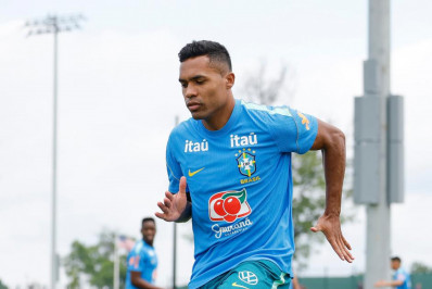 Disputando a Copa, Alex Sandro assina renovação com o Flamengo