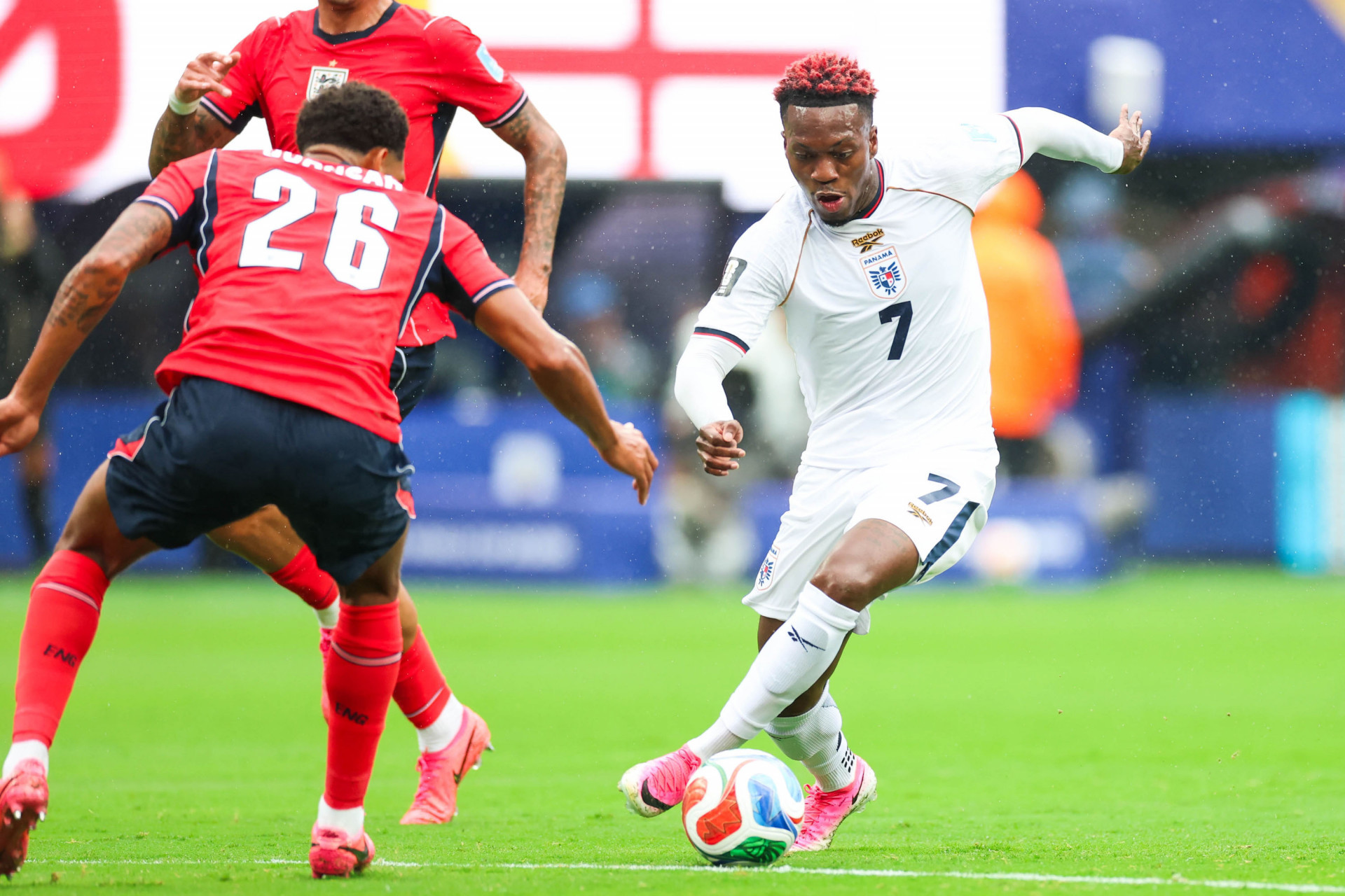 Jarell Quansah, jogador da Inglaterra, e Jose Luis Rodriguez, jogador do Panamá, durante a partida entre Panamá x Inglaterra, válida pela terceira rodada do Grupo L da fase de grupos da Copa do Mundo FIFA de 2026, no Estádio Nova York-Nova Jersey, em East Rutherford, Estados Unidos, neste sábado (27). - William Volcov/Parceiro/Agência O Dia