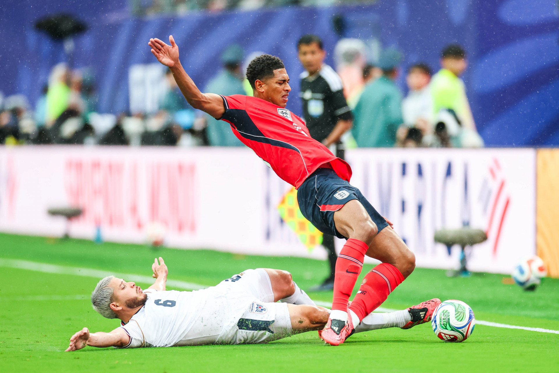 Jude Bellingham, jogador da Inglaterra, e Cristian Martinez, jogador do Panamá, durante a partida entre Panamá x Inglaterra, válida pela terceira rodada do Grupo L da fase de grupos da Copa do Mundo FIFA de 2026, no Estádio Nova York-Nova Jersey, em East Rutherford, Estados Unidos, neste sábado (27). - William Volcov/Parceiro/Agência O Dia