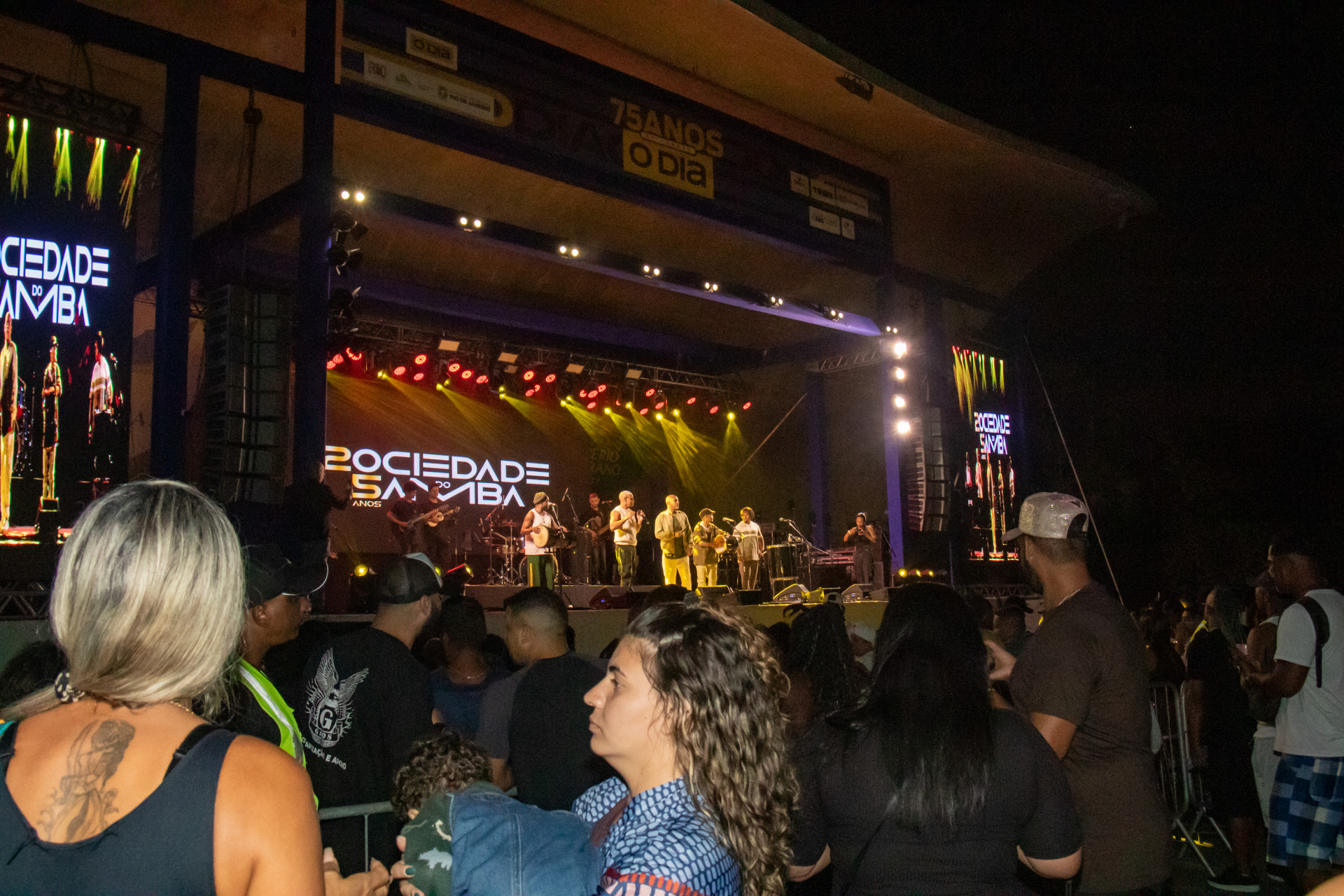 A comemoração de 75 anos do Jornal O DIA ganhou ainda mais animação, na noite deste sábado (27), com show do Sociedade do Samba, uma das atrações do evento gratuito realizado no Parque Madureira, na Zona Norte. - Érica Martin/Agência O Dia