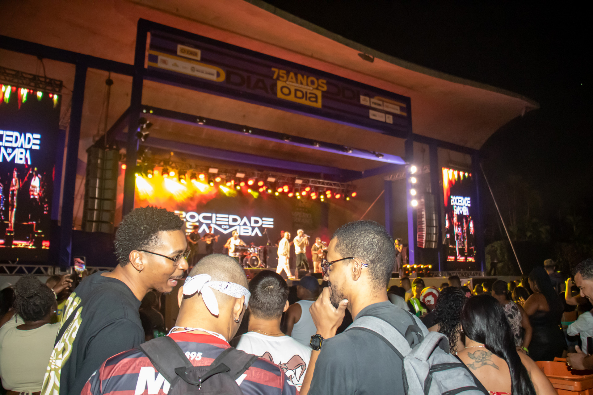 A comemoração de 75 anos do Jornal O DIA ganhou ainda mais animação, na noite deste sábado (27), com show do Sociedade do Samba, uma das atrações do evento gratuito realizado no Parque Madureira, na Zona Norte. - Érica Martin/Agência O Dia