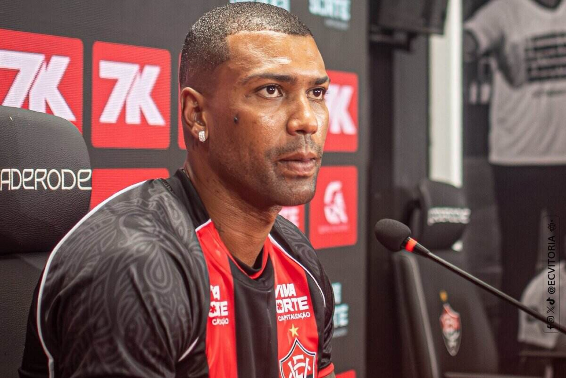 Emprestado pelo Cruzeiro, Walace &eacute; apresentado no Vit&oacute;ria: “Vou dar tudo por esse clube”