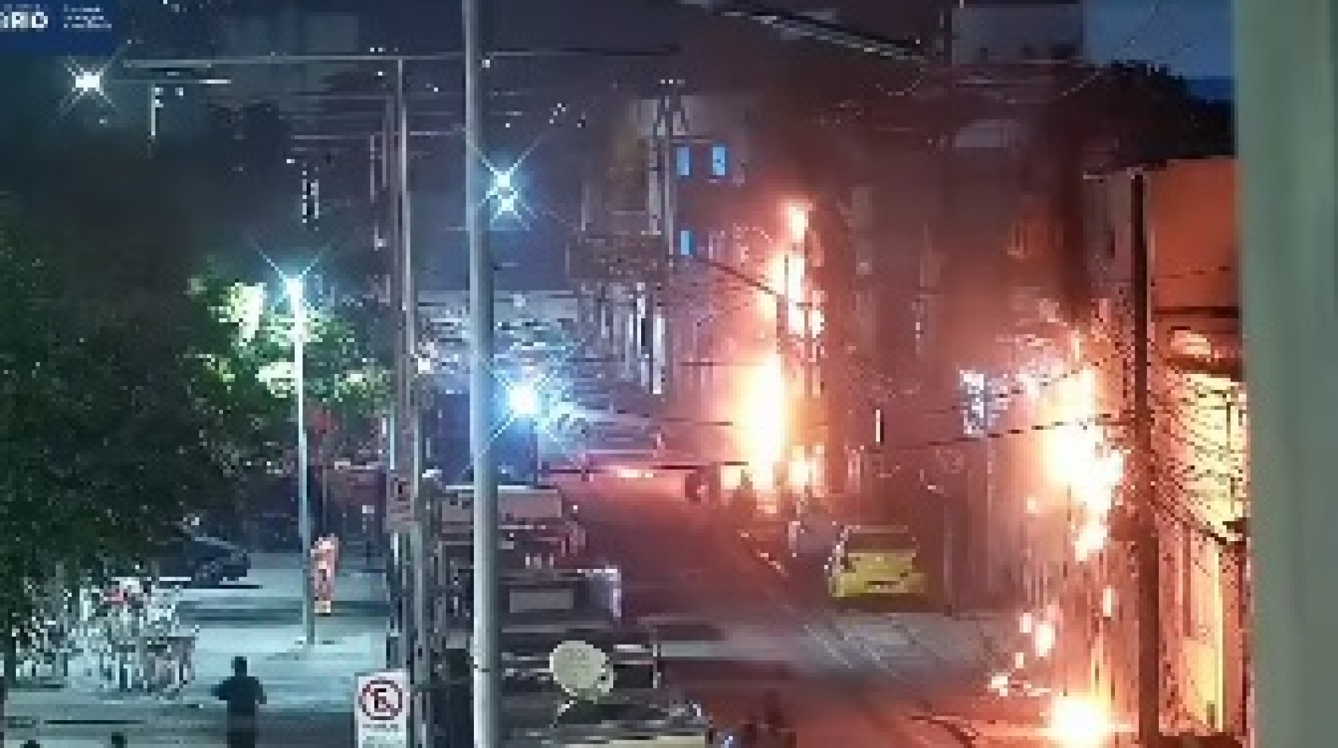 Incêndio em fiação interdita rua próxima ao Nilton Santos