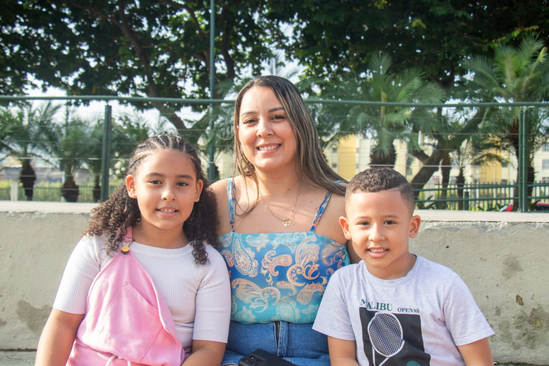Kátia Ferreira levou os filhos Davi, de 5 anos, e Aylla, 7, a festa de aniversário do O DIA - Érica Martin / Agência O Dia