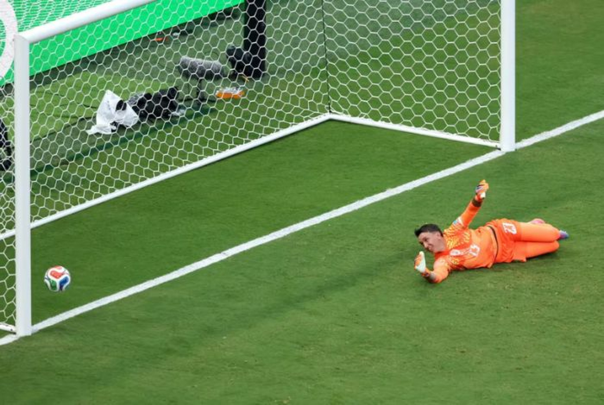 'Nunca imaginei que sofreria tanto', diz Muslera após falha no Uruguai
