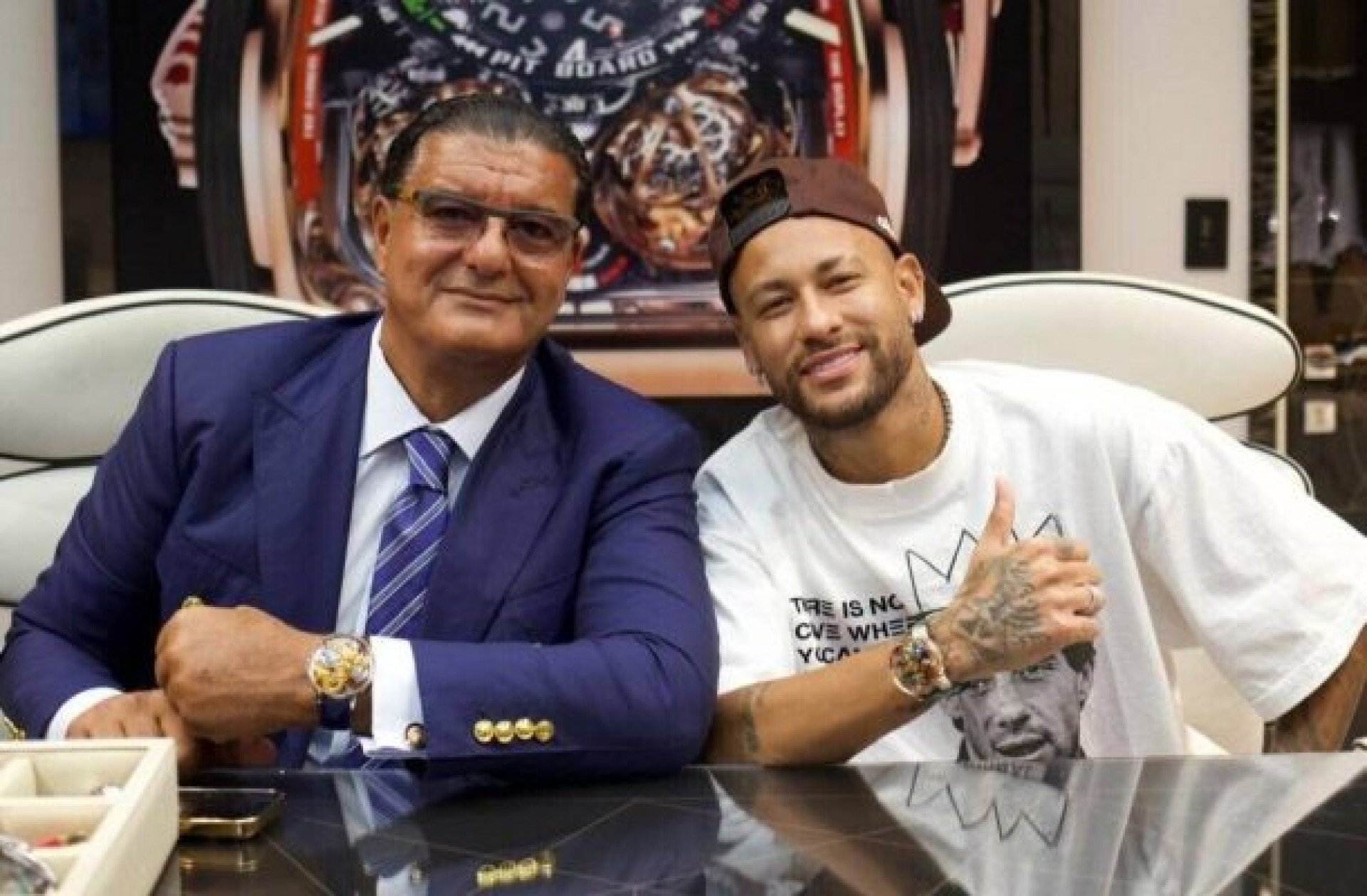 Neymar compra rel&oacute;gio de luxo avaliado em mais de R$ 5 milh&otilde;es nos EUA