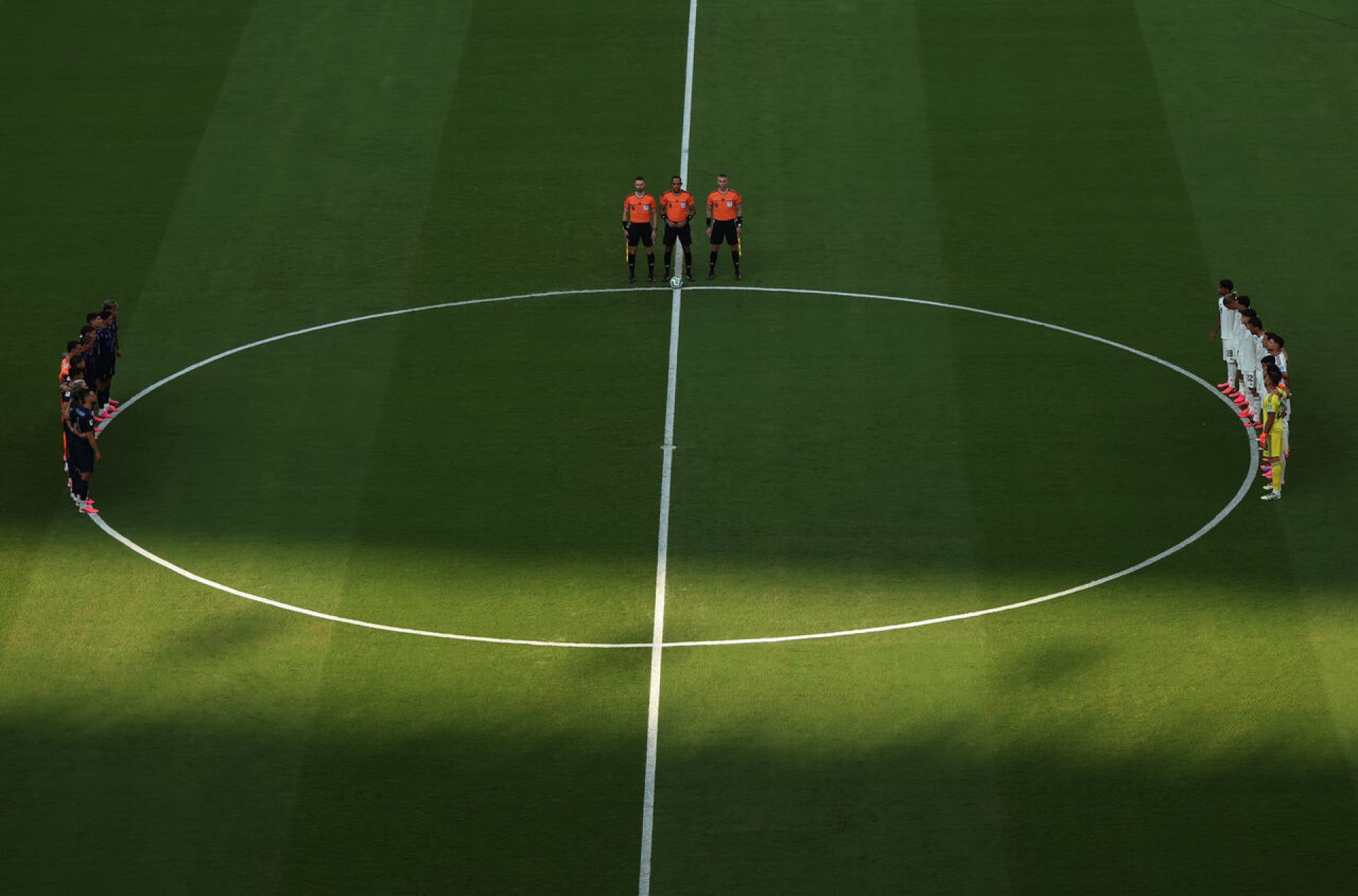 Copa do Mundo adota um minuto de sil&ecirc;ncio &agrave;s v&iacute;timas na Venezuela