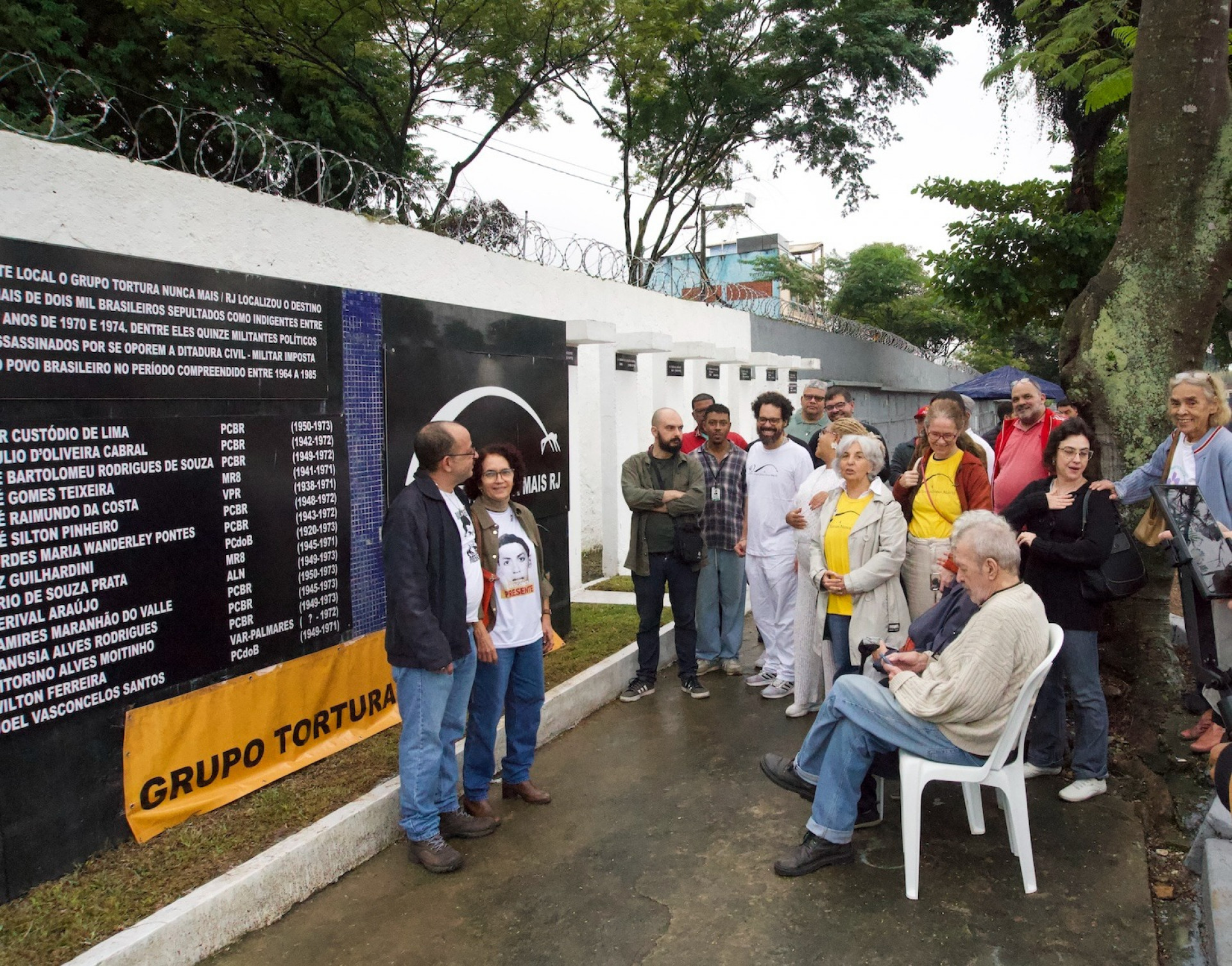 Ato em cemitério homenageia memória de mortos na ditadura militar