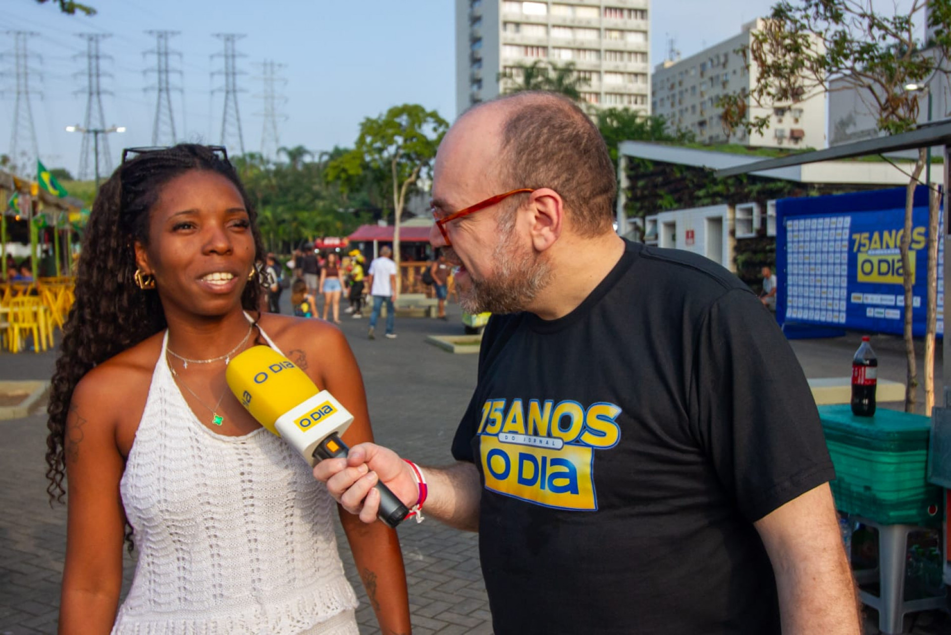 Repórter Rodrigo T. Ribeiro conversou com o público entre os shows - Érica Martin / Agência O Dia