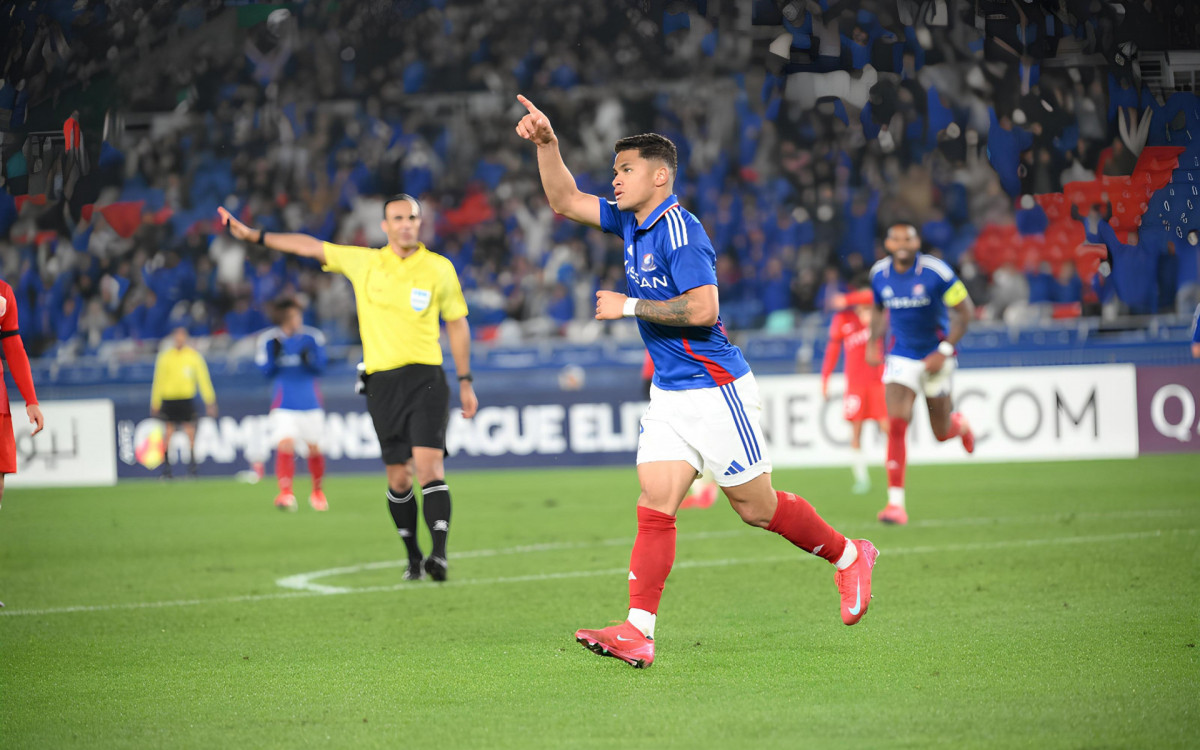 Yan Matheus em a&ccedil;&atilde;o pelo Yokohama F. Marinos
