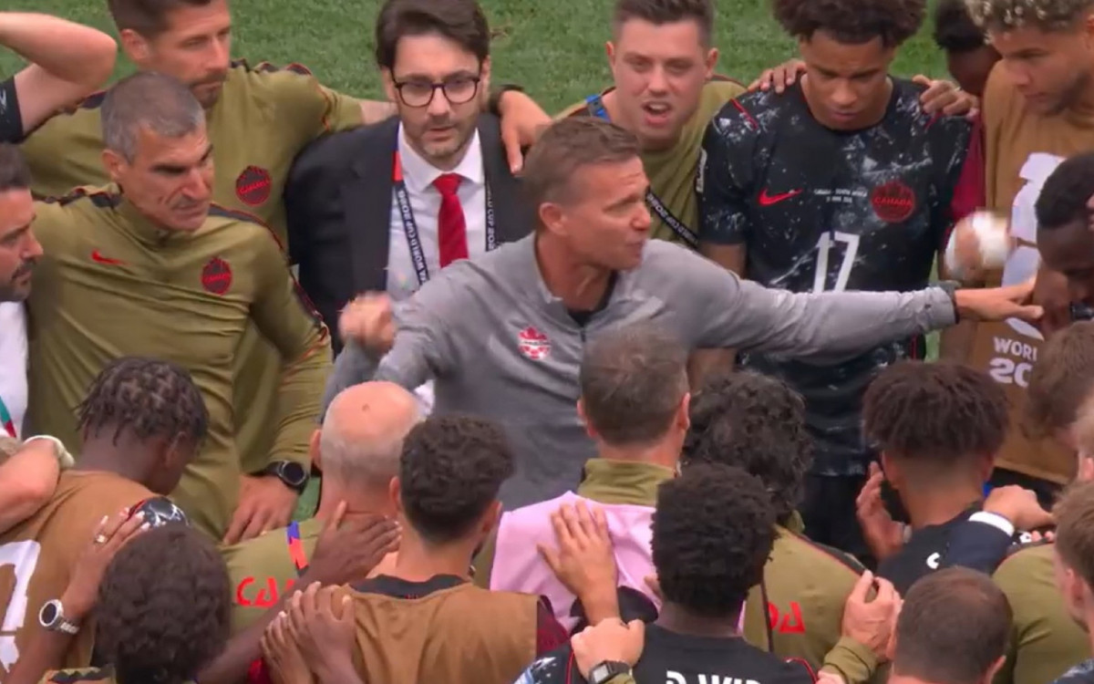 Depois do jogo, o técnico do Canadá, Jesse Marsch, reuniu os jogadores no meio do gramado e fez um discurso, chamando-os de \'heróis nacionais\'