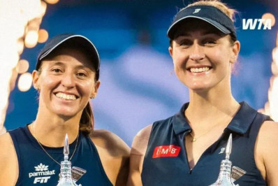Luisa Stefani e Gabriela Dabrowski erguem taça de duplas em Eastbourne