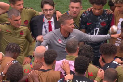 Técnico do Canadá discursa em campo após vitória: 'Heróis nacionais'