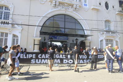Torcedores do Vasco se manifestam em favor de Pedrinho em São Januário