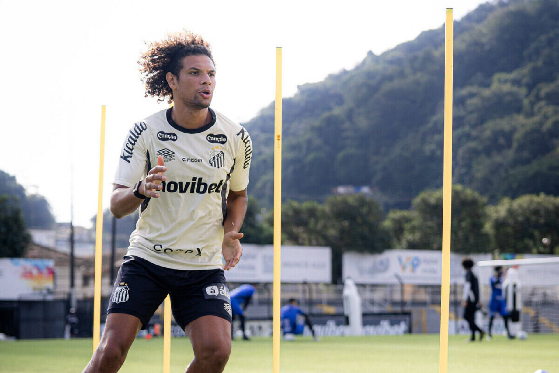 Santos faz treino f&iacute;sico no CT, e dupla volta a trabalhar no campo
