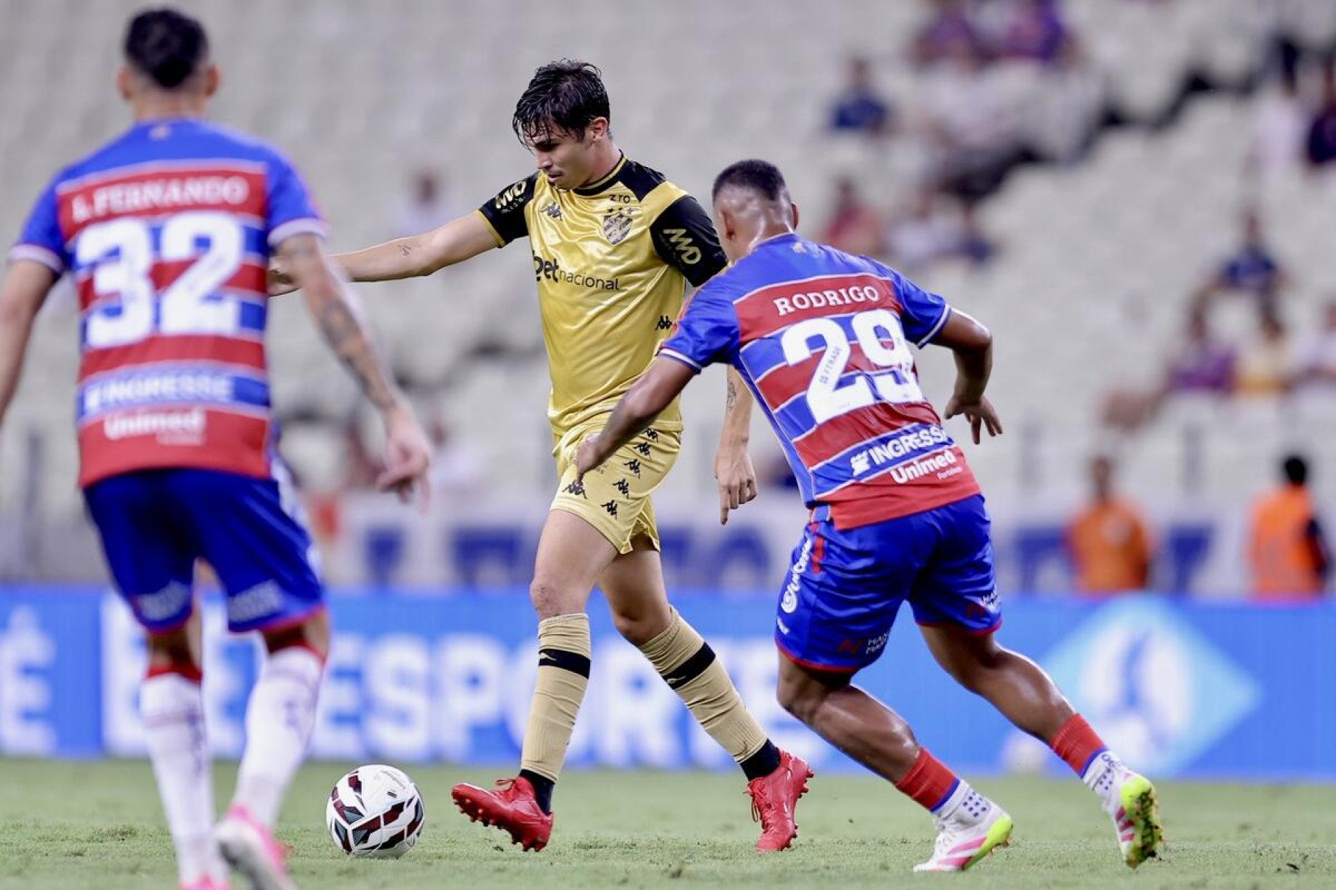 Com gol nos acr&eacute;scimos, Fortaleza vence o Sport e encosta no G6 da S&eacute;rie B