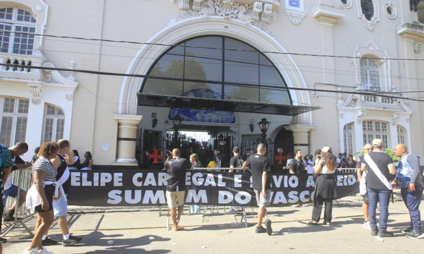 Torcida do Vasco faz ato contra afastamento de Pedrinho da SAF