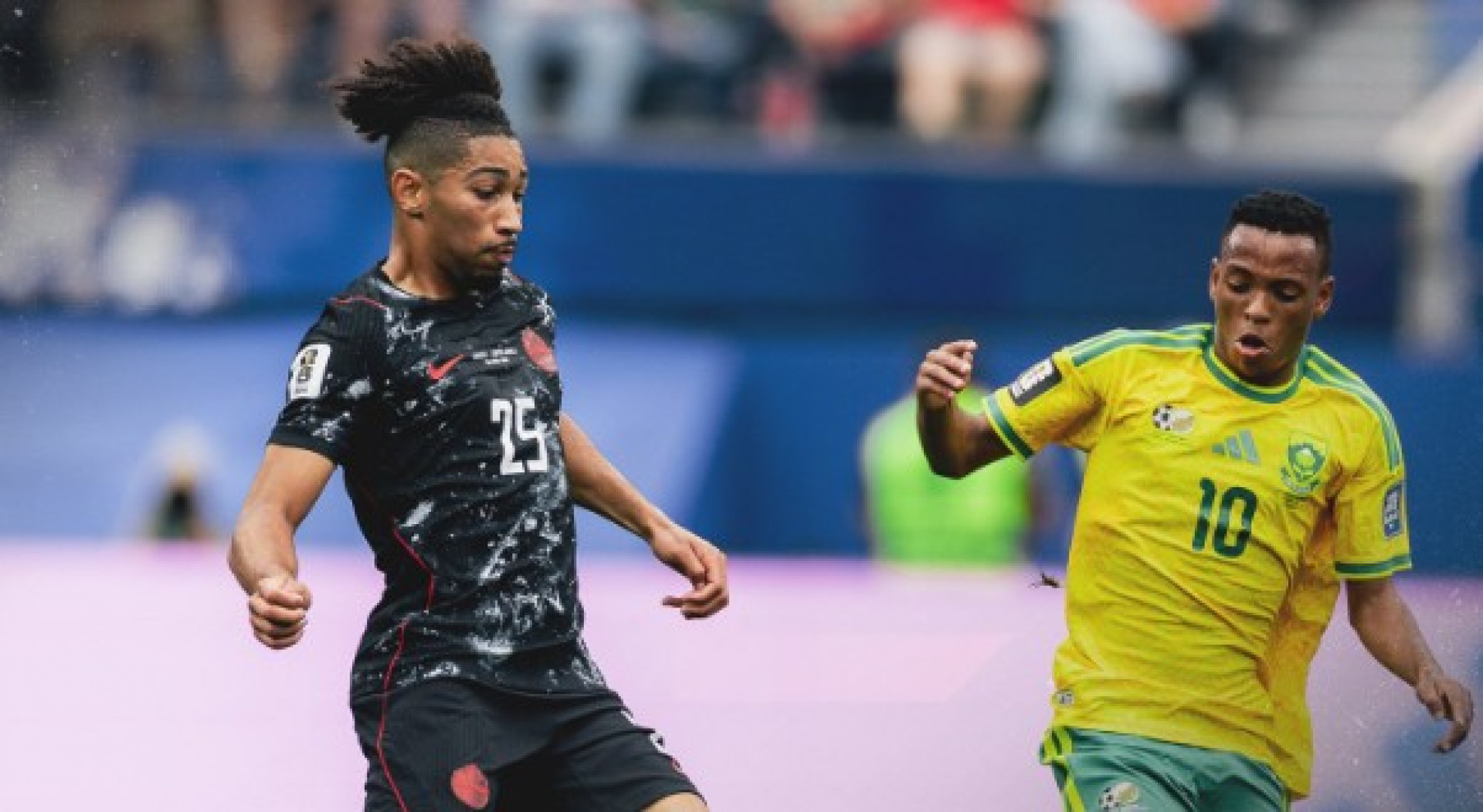 Canadá vence África do Sul com gol nos acréscimos e avança às oitavas