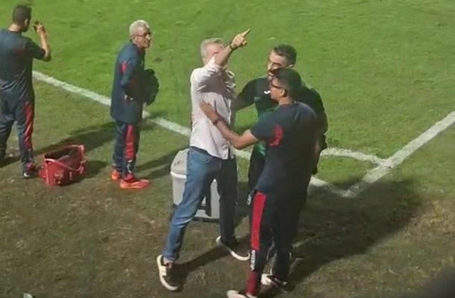 Presidente da SAF da Portuguesa bate boca com torcedores ap&oacute;s classifica&ccedil;&atilde;o na S&eacute;rie D