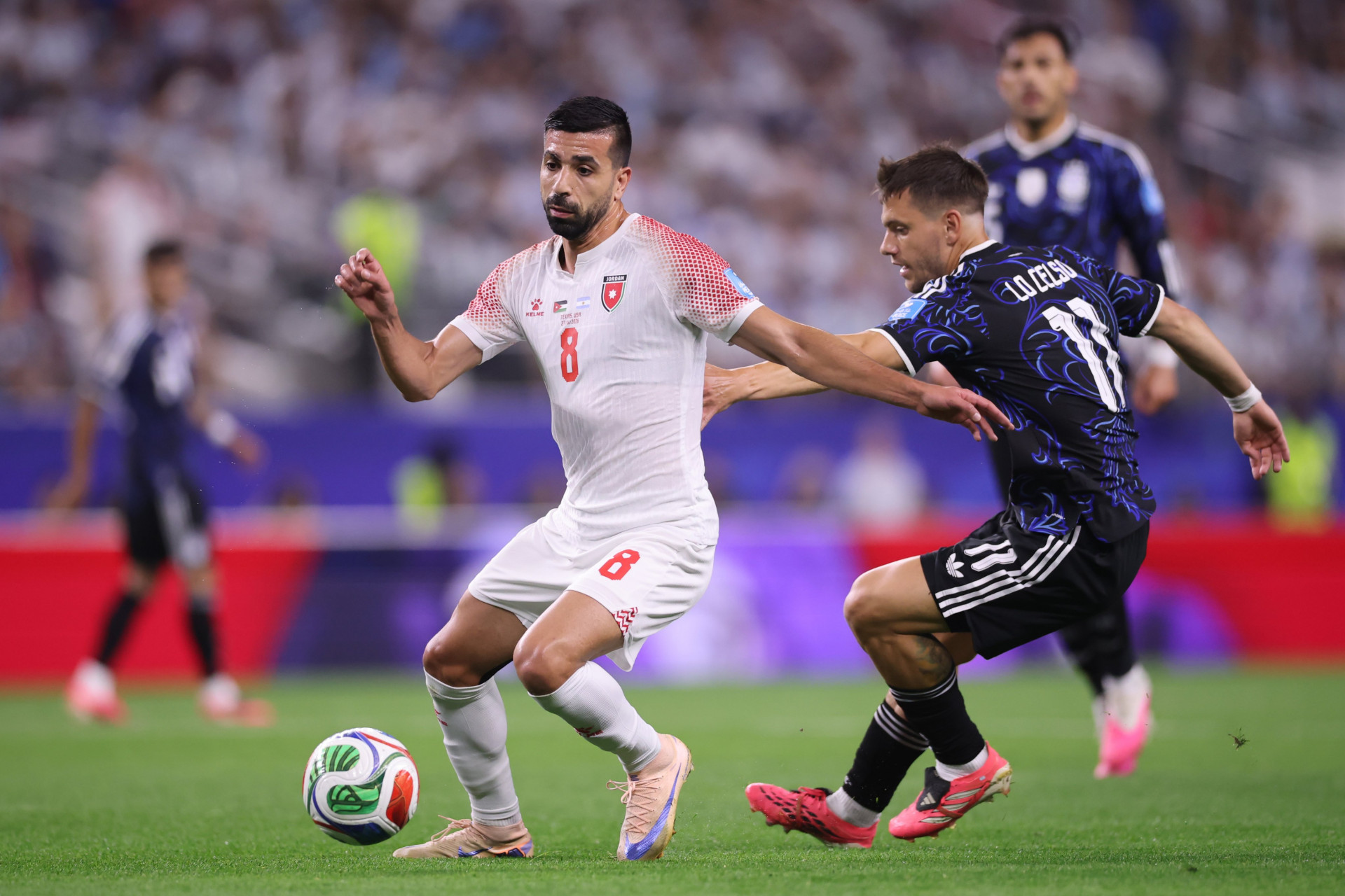 Al Rawabdeh tenta conduzir a bola no meio-campo - Divulgação / Seleção argentina