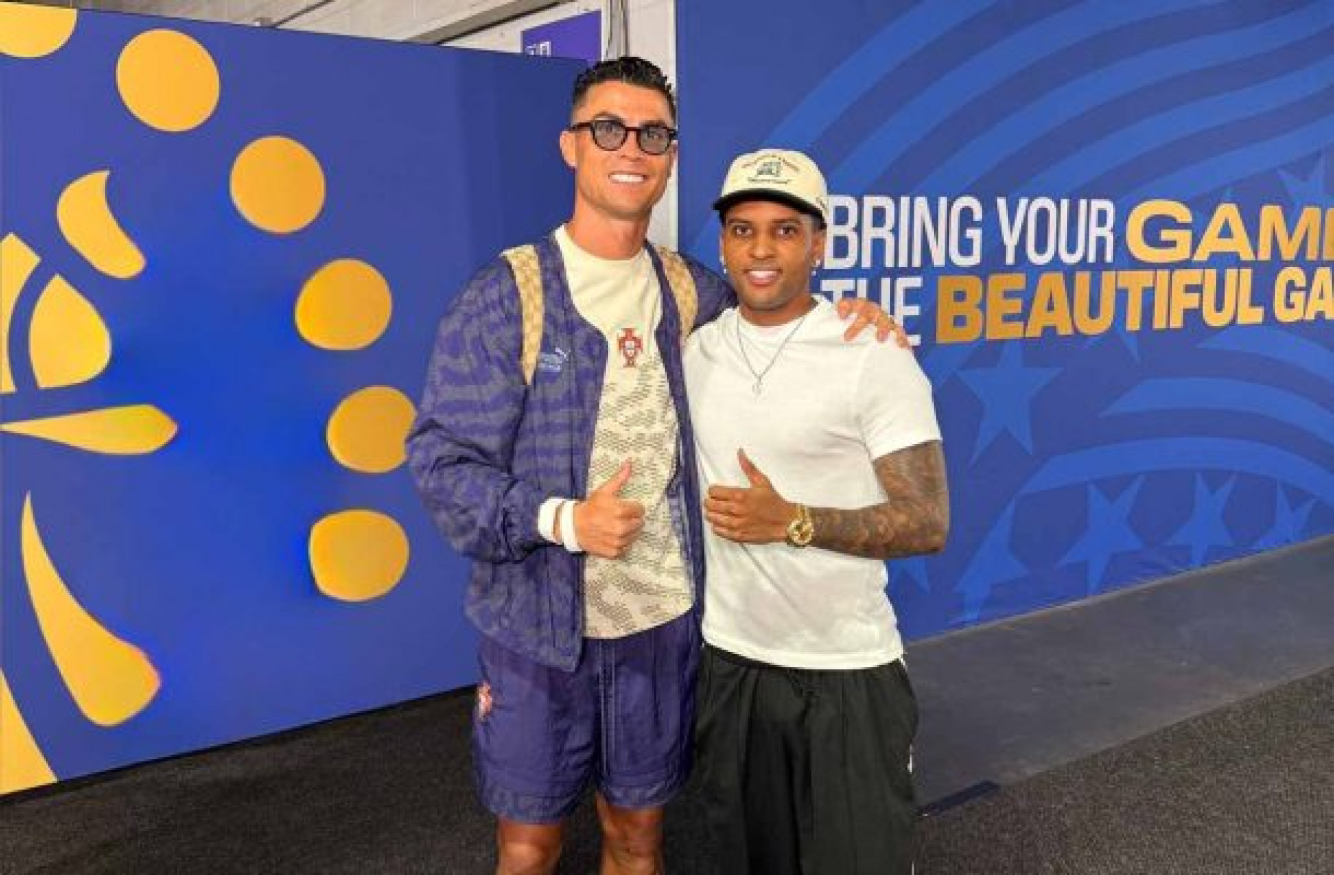 Lesionado, Rodrygo recebe conselho de Cristiano Ronaldo durante encontro em Miami; v&iacute;deo