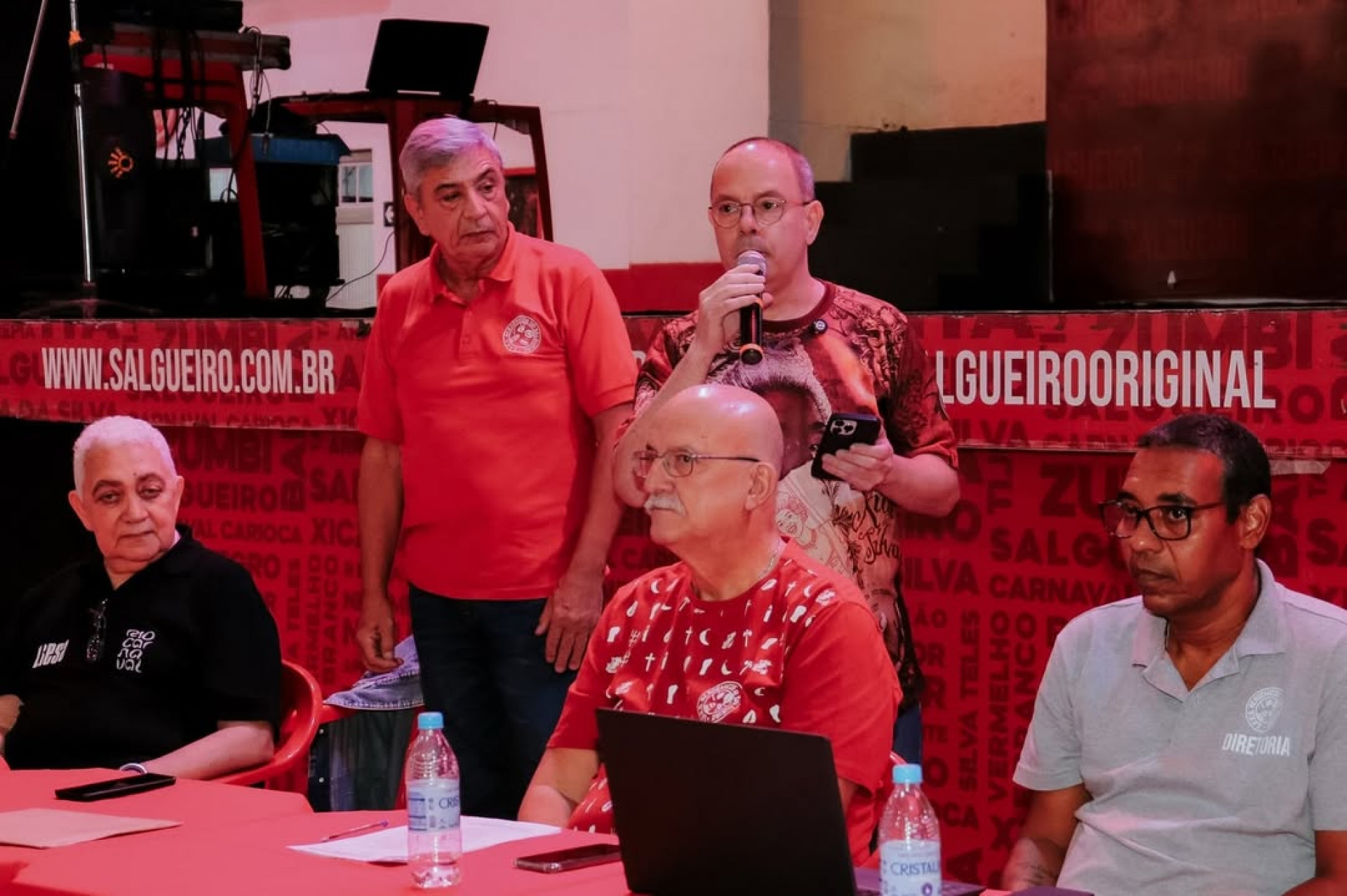 Andr&eacute; Vaz (com microfone) foi reeleito presidente do Salgueiro - Reprodu&ccedil;&atilde;o / Redes Sociais