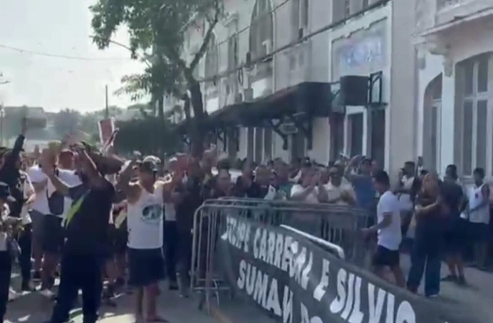 Protesto em S&atilde;o Janu&aacute;rio pede venda da SAF do Vasco para Lamacchia