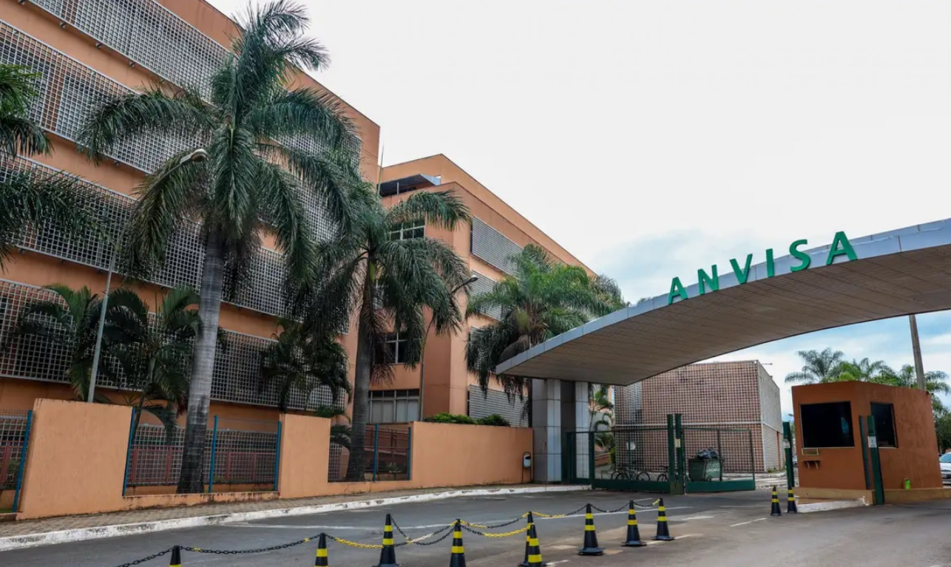 Anvisa suspende venda de água mineral por mesma bactéria da Ypê