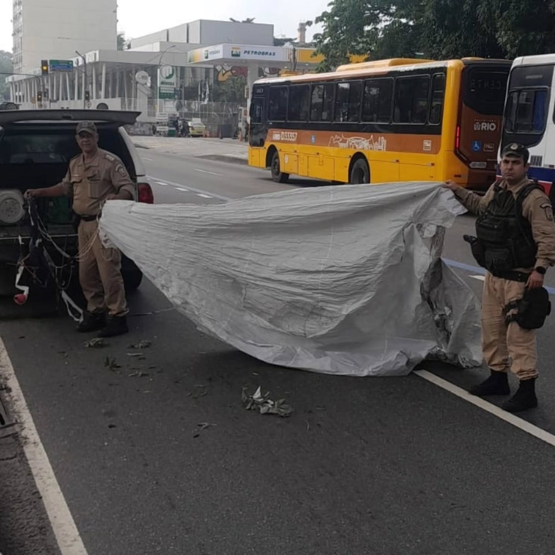 Guarda Municipal apreendeu balão de cerca de cinco metros na Avenida Presidente Vargas, no Centro do Rio - Reprodução / Instagram