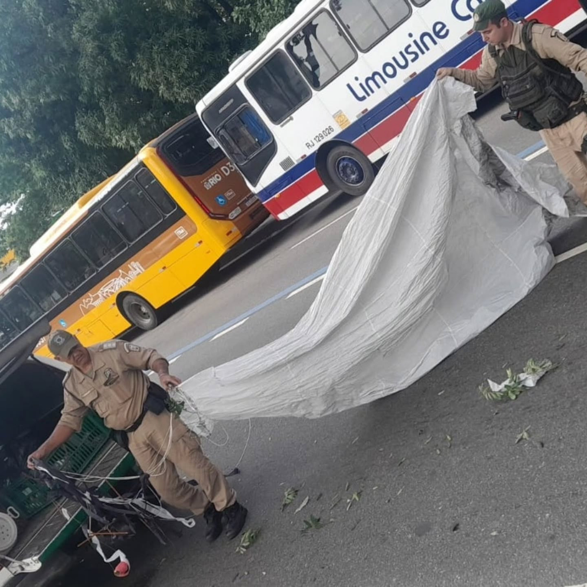 Guarda Municipal apreendeu balão de cerca de cinco metros na Avenida Presidente Vargas, no Centro do Rio - Reprodução / Instagram