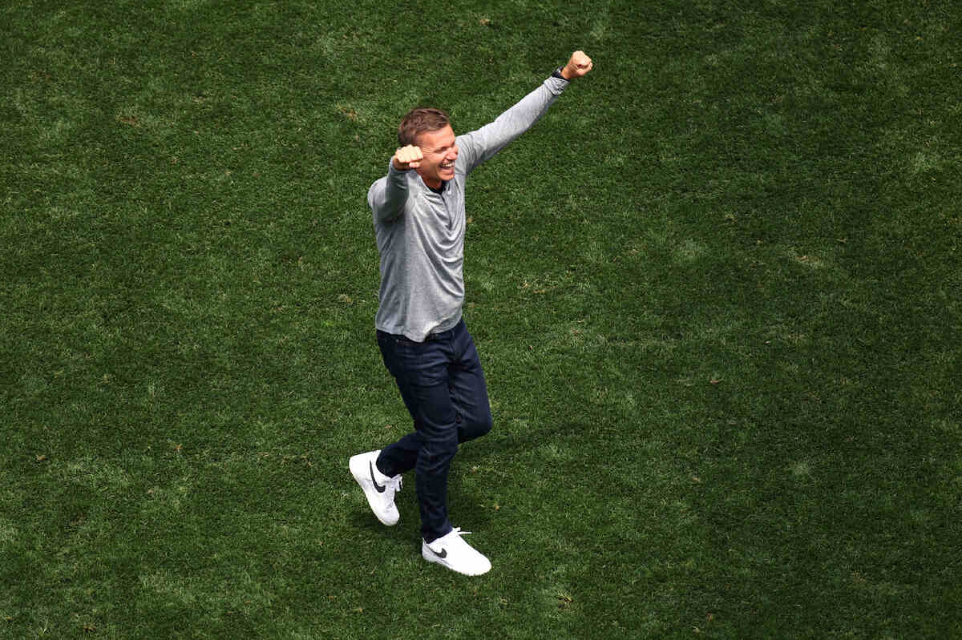 Emocionado, t&eacute;cnico do Canad&aacute; faz discurso para jogadores: “Voc&ecirc;s s&atilde;o her&oacute;is nacionais”