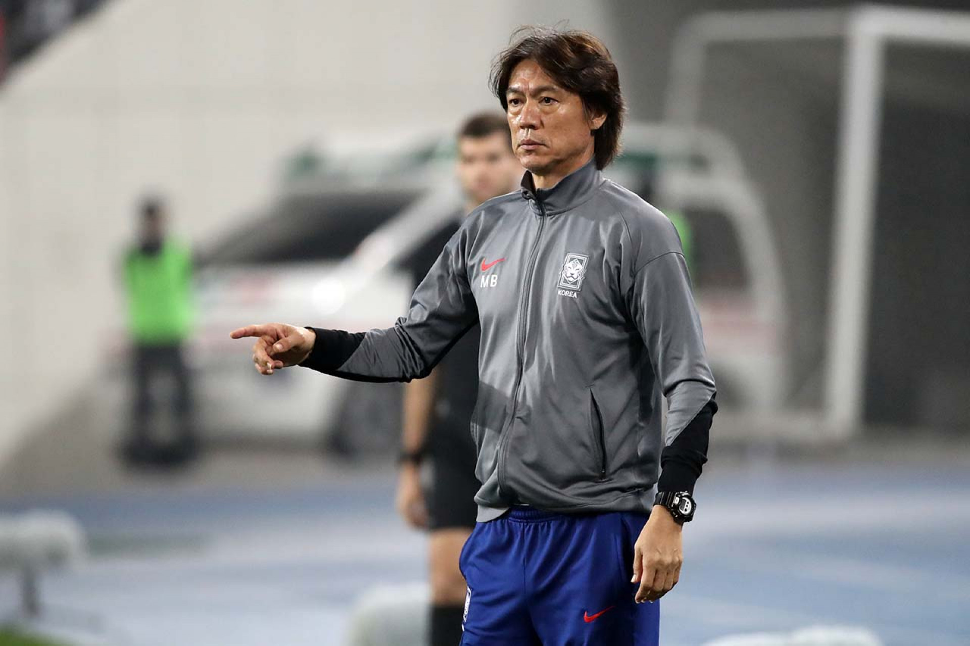 YONGIN, SOUTH KOREA - OCTOBER 15: South Korea head coach, Hong Myung-bo gestures during the FIFA World Cup Asian Third Qualifier Group B match between South Korea and Iraq at Mireu Stadium on October 15, 2024 in Yongin, South Korea. (Photo by Chung Sung-Jun/Getty Images)