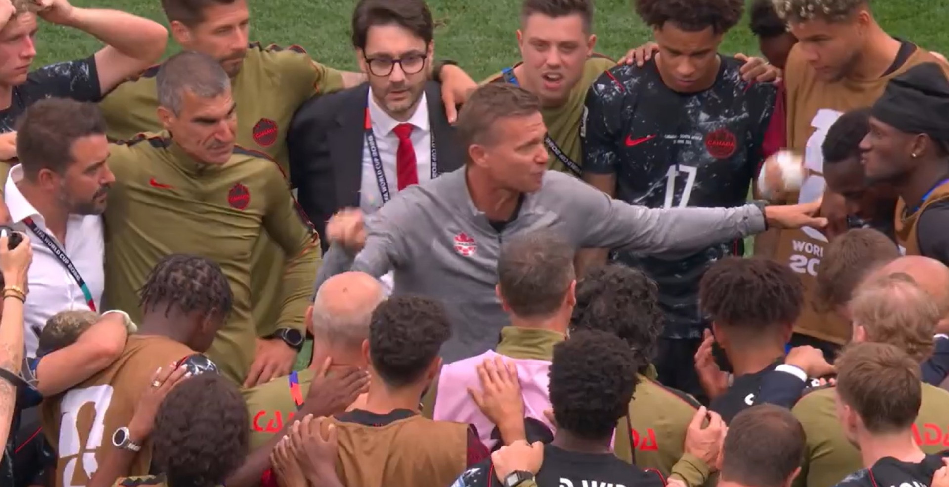 Técnico do Canadá discursa em campo após vitória: 'Heróis nacionais'