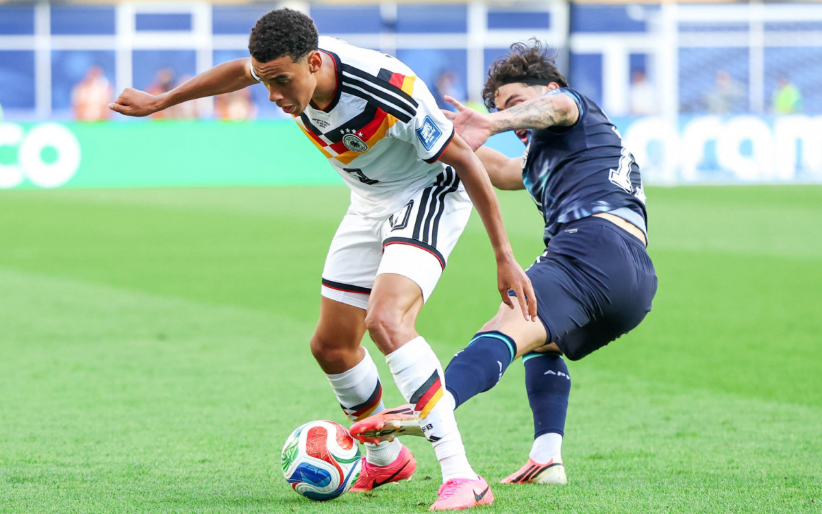 Jamal Musiala, jogador da Alemanha, e Mauricio, jogador do Paraguai, durante o segundo tempo da prorrogação da partida entre Alemanha x Paraguai, válida pela fase de 32 avos de final da Copa do Mundo FIFA de 2026, no Estádio de Boston, em Foxborough, Estados Unidos, nesta segunda-feira (29).