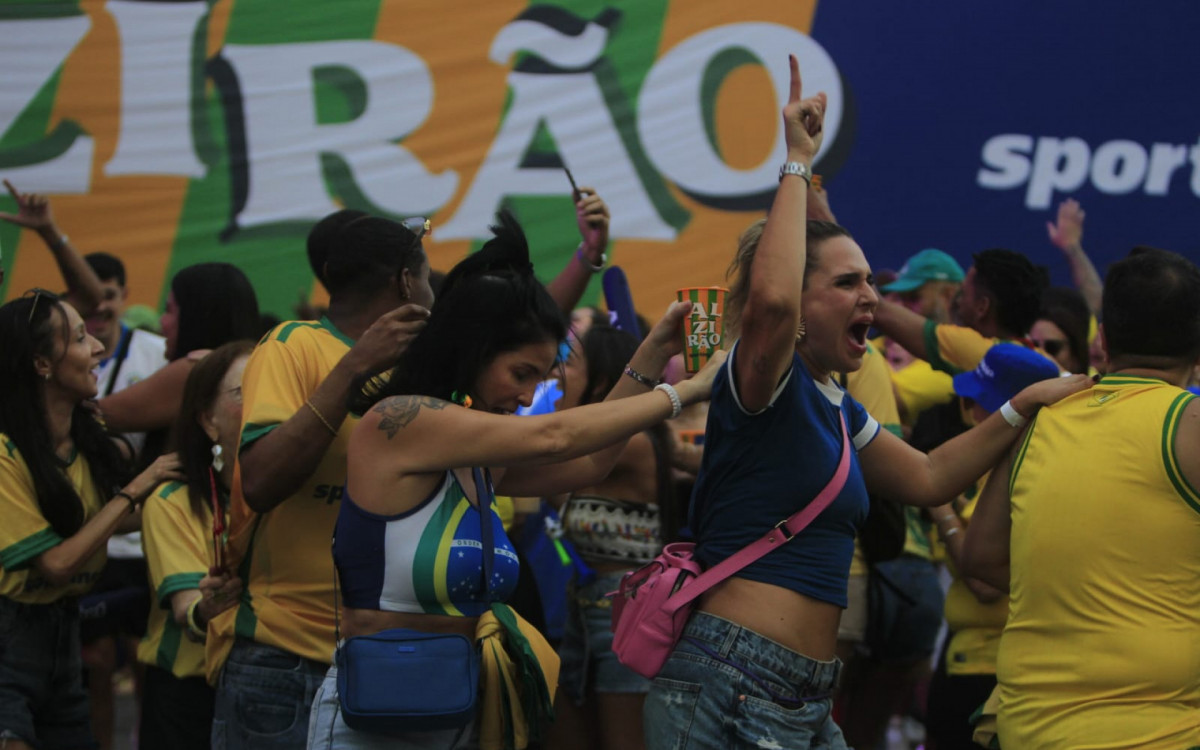 Torcedores explodiram de alegria após virada do Brasil