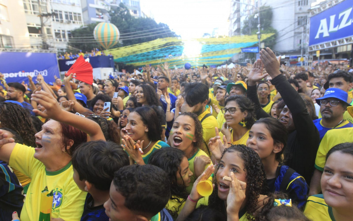 Torcida fez a festa no Alzirão após virada da Seleção