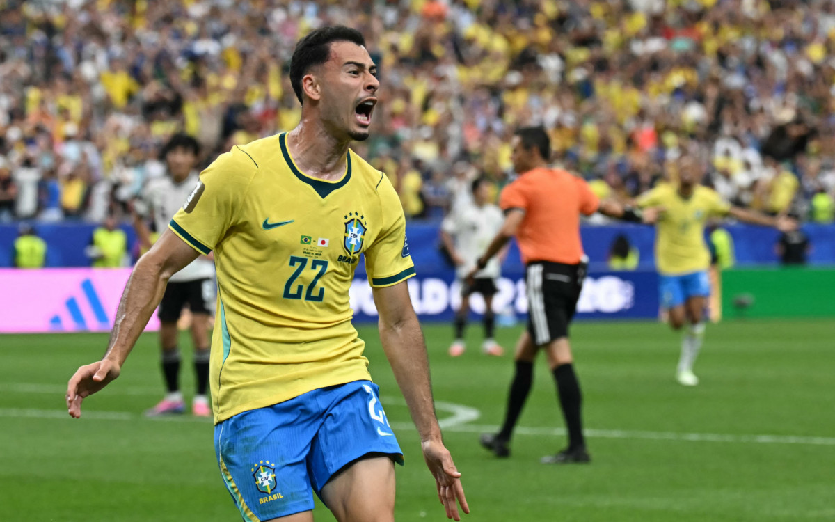 Gabriel Martinelli comemora o gol da classificação da seleção brasileira