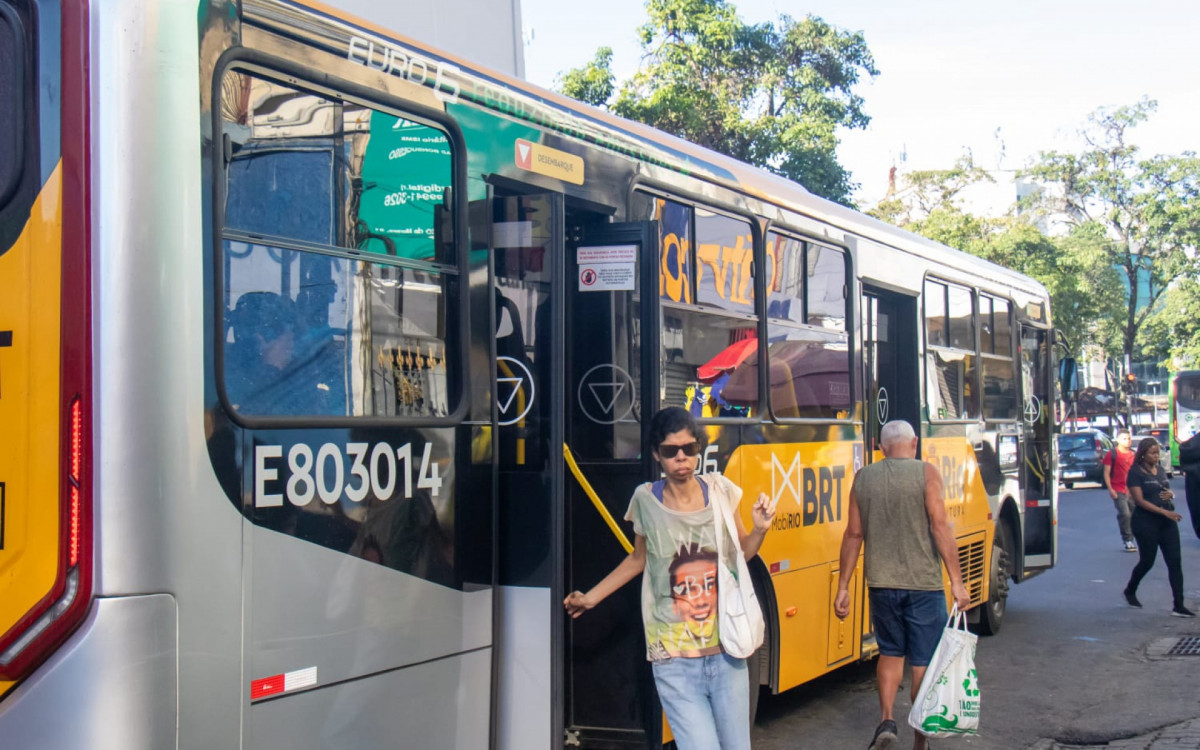 Em Bonsucesso, passageiros enfrentaram dificuldades no primeiro dia da greve dos rodoviários na cidade do Rio