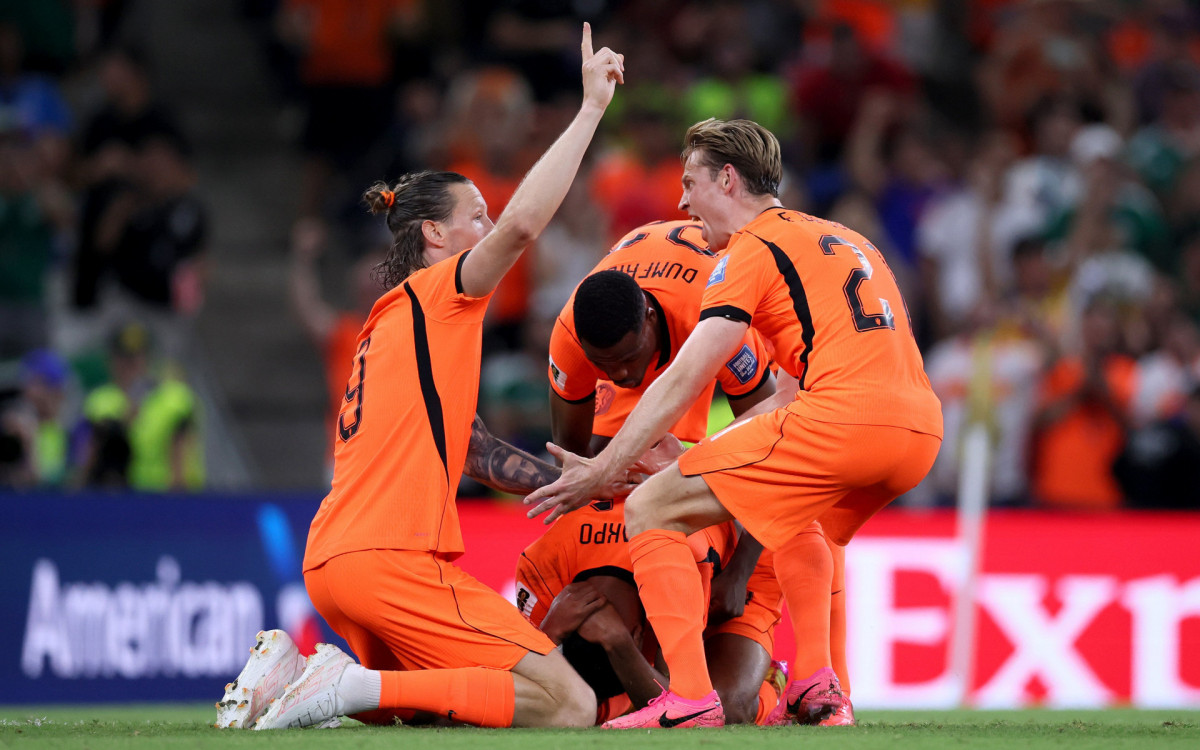 Jogadores da Holanda comemoram o gol de Gakpo